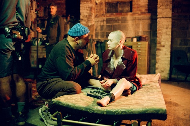 『ブゴニア』メイキング (C) 2025 FOCUS FEATURES LLC.LLC.