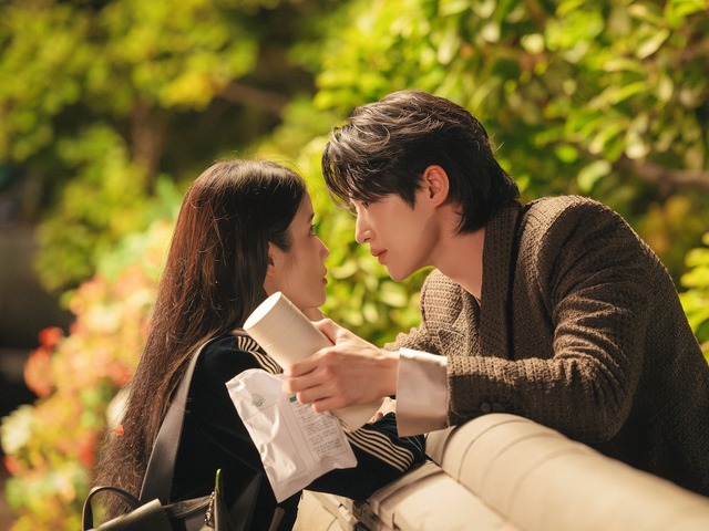 まるで本物の熱愛スクープ？『21世紀の大君夫人』IU×ビョン・ウソクの2ショット解禁！