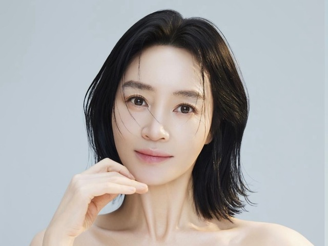 “時を味方につけた” 女優キム・ヘス、55歳の品格と透明感がすごい！【PHOTO】