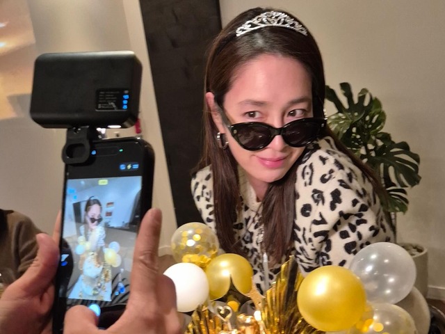 イ・ミンジョン、44歳の誕生日を満喫！流行りの動画＆高級料理で “賑やか”【PHOTO】
