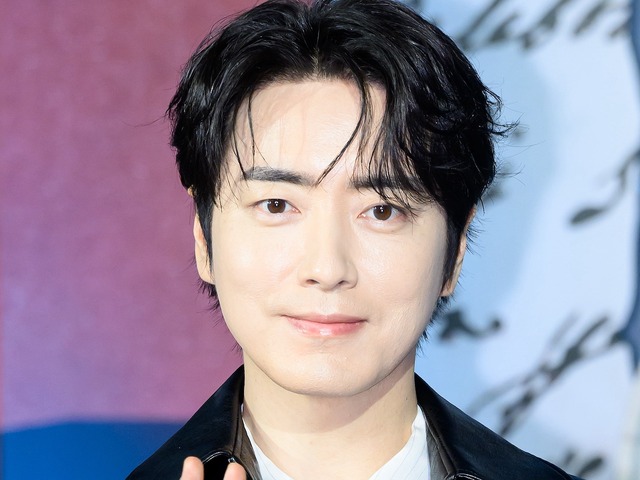 イ・ジュニョク、実は「本物の王族」だった… 映画舞台挨拶で監督が“驚きの血筋”を暴露！