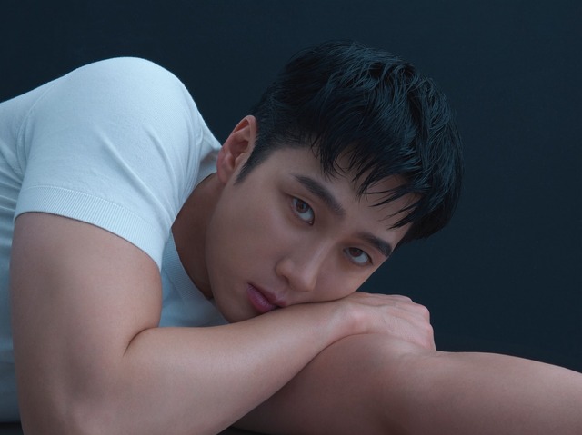 アン・ボヒョンの眼差しに射抜かれる…気だるげな色気全開の最新カット【PHOTO】