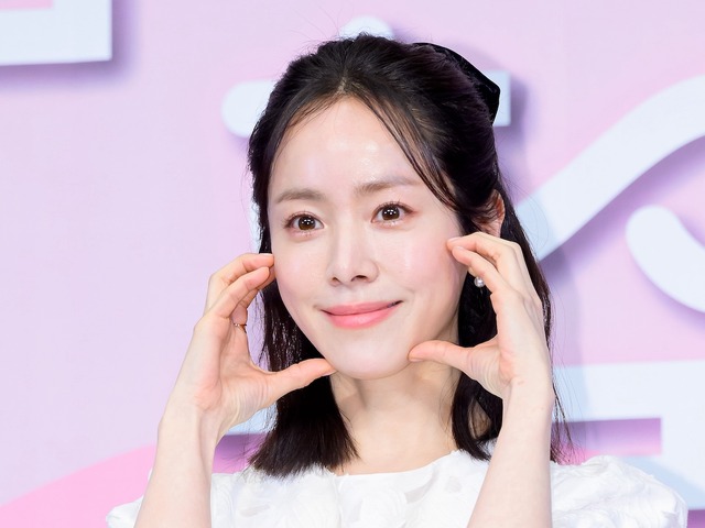 “公開恋愛中”のハン・ジミン、紹介デートもあり!? 新ドラマ制作発表会で「メリットに気づいた」