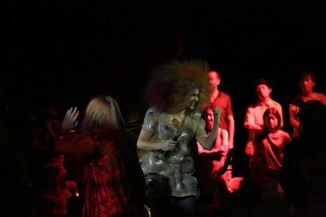 ステージの周囲をぐるりと観客が囲む空間デザイン（写真は8月3日の模様）