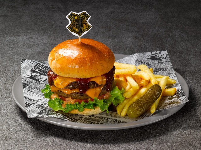 ダブルチーズバーガー：ダブルチーズバーガー 2,200円（税込）／レギュラーメニュー