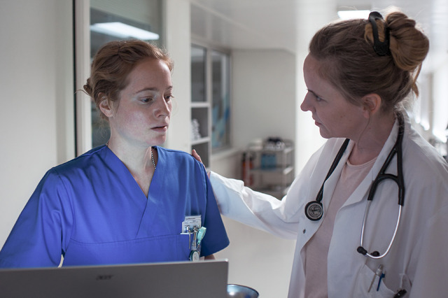 『ナースコール』© 2025 Zodiac Pictures Ltd / MMC Zodiac GmbH