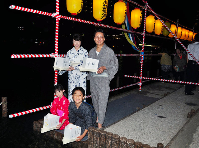 水谷豊＆伊藤蘭＆吉岡竜輝くん＆花田優里音ちゃん／『少年H』 in 第15回旧中川東京大空襲犠牲者慰霊灯籠流し