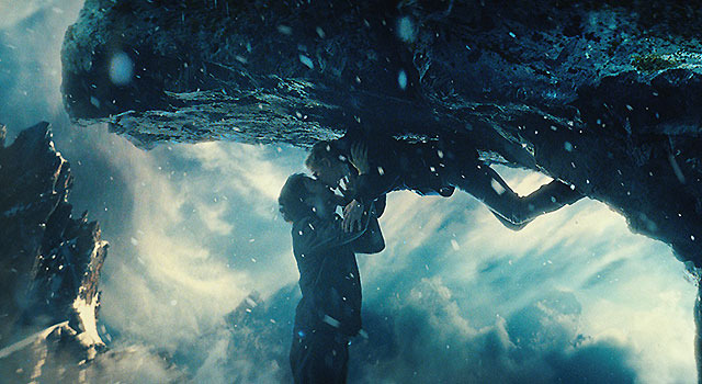 逆さまキスシーン『アップサイドダウン 重力の恋人』 -(C) 2011 ／ UPSIDE DOWN FILMS - LES FILMS UPSIDEDOWN INC - ONYX FILMS - TRANSFILM INTL - STUDIO 37 - KINOLOGIC FILMS (UD) - JOUROR PRODUCTIONS - FRANCE 2 CINEMA