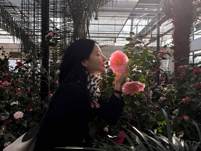 女優イ・ヨンエ、椿の庭園でエレガントさ全開！まるで“絵画のような”近況写真【PHOTO】