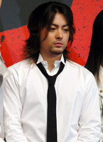 ひげを生やし、ワイルドな風貌で会見に現れた山田孝之