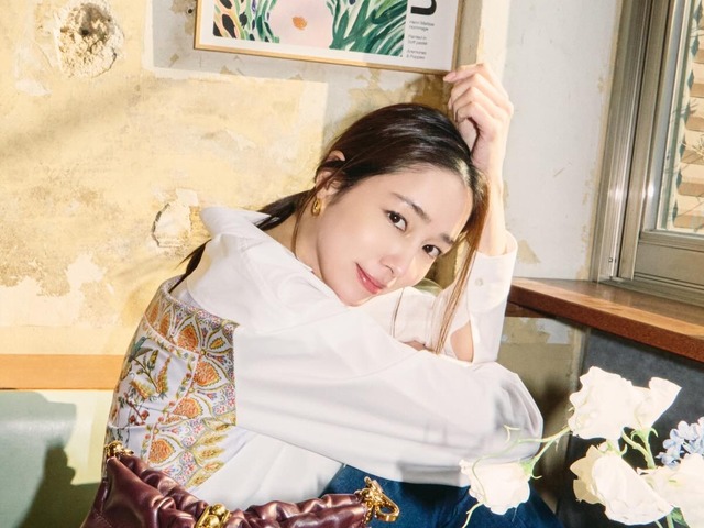 イ・ミンジョン、白シャツ×デニムの清純ビジュアルを披露…“春の女神降臨”【PHOTO】