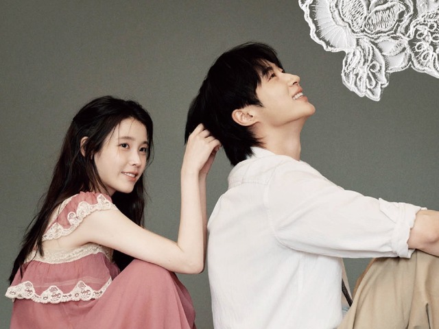 「ガチ結婚かと…」IU＆ビョン・ウソク、ネットを騒然とさせた“招待状”の正体【PHOTO】