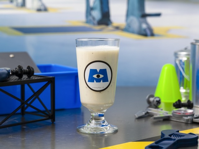 ＜モンスターズ社＞バナナヨーグルトスムージー　　税込1,190円「モンスターズ・インク」OH MY CAFE(C)Disney/Pixar