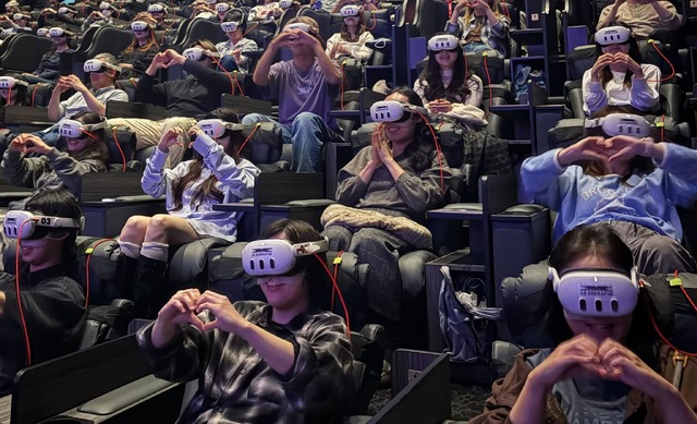 『LE SSERAFIM VR CONCERT：INVITATION』(C) HYBE JAPAN(P)&(C) SOURCE MUSIC