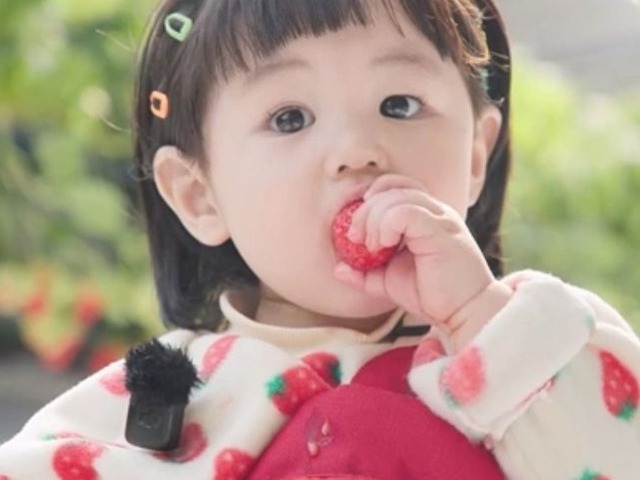 「ママにそっくり」シム・ヒョンタクの愛息子ハルくん、おかっぱ頭で可愛い“いちご王子”に！