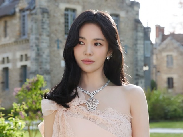 女優ソン・ヘギョ、パリで魅せた圧倒的な美しさ…大胆なシースルードレス姿に女優仲間もうっとり【PHOTO】