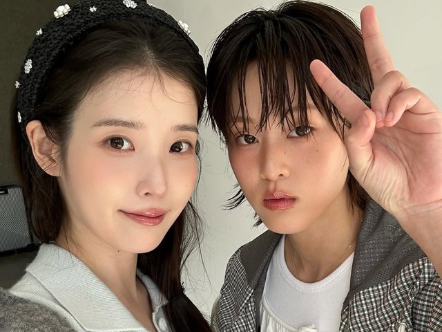 『21世紀の大君夫人』で共演中のIU&イ・ヨン、密着ショットで仲の良さをアピール！【PHOTO】