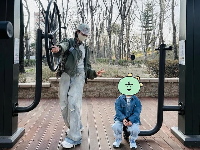 女優ソン・イェジン、愛息子との屋外デート！お洒落な親子コーデに“ほっこり”【PHOTO】