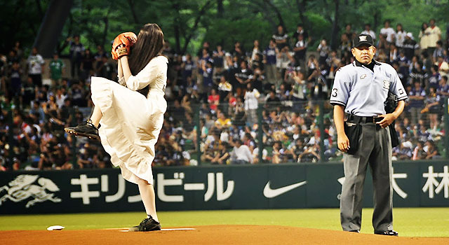 ピッチャー・貞子（背番号“3D”）／『貞子3D2』始球式