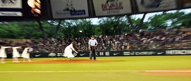 ピッチャー・貞子（背番号“3D”）／『貞子3D2』始球式