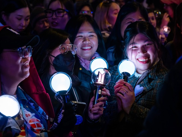 K-POP人気グループの「ペンライト」事情。“意外と面白い”名前の由来やデザインをご紹介！