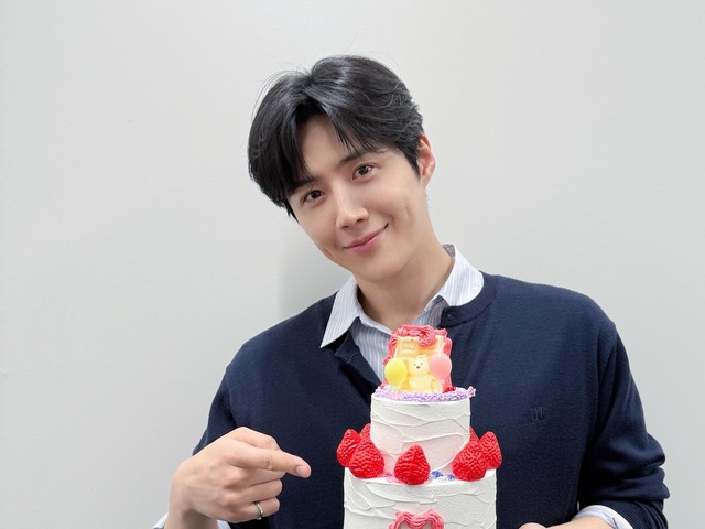 40歳になった俳優キム・ソンホ、日本での近況。誕生日ケーキを手に優しく“えくぼスマイル”【PHOTO】
