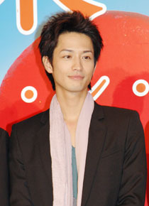 少し緊張した面持ちで登場した竹財輝之助