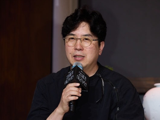 『21世紀の大君夫人』監督、インタビュー中に“涙ながらの謝罪”「すべて私の責任。無知だった…」