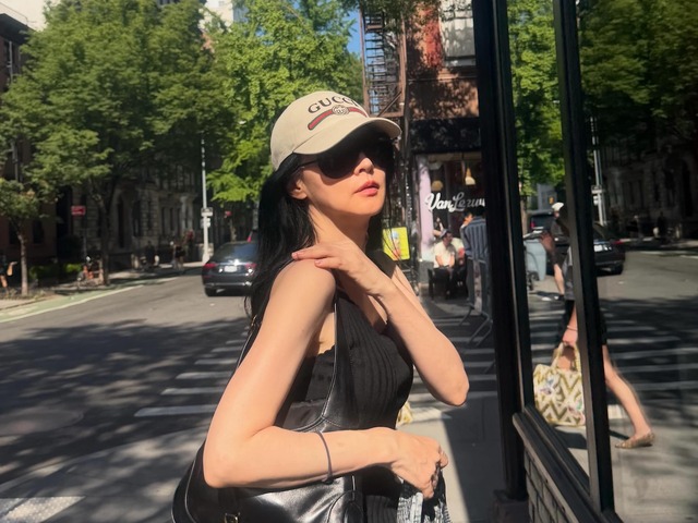 イ・ヨンエ、NYの街角でも圧倒的な存在感！飾らない私服姿で放った“オーラ”【PHOTO】
