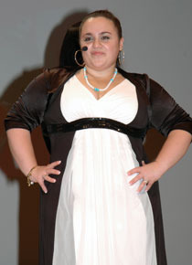 満面の笑みで舞台挨拶に立つニッキー・ブロンスキー