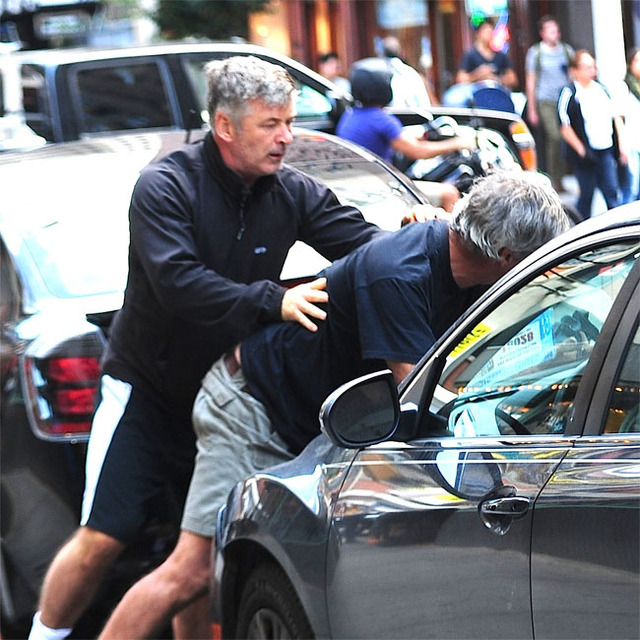 アレック・ボールドウィン、執拗に付きまとうパパラッチに反撃