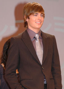 大歓声に迎えられたザック・エフロン