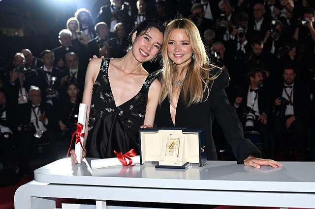 岡本多緒＆ヴィルジニー・エフィラ『急に具合が悪くなる』Kate Green Getty Images Entertainment
