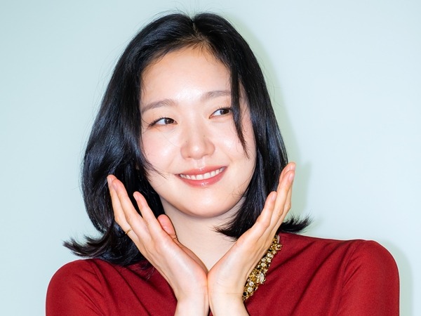 『トッケビ』女優キム・ゴウンがコレクションショーに登場！鮮やかな真っ赤なワンピースで視線を強奪【PHOTO】