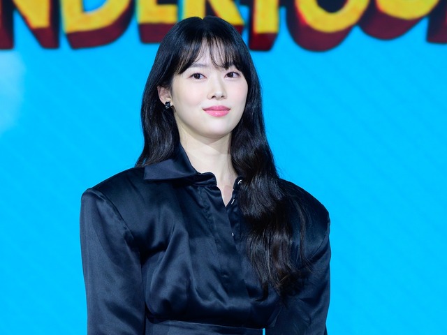 『ワンダーフールズ』女優チョン・イソ、爽やかな清純ルックからシックまで“変幻自在”の美しさで魅了【PHOTO】