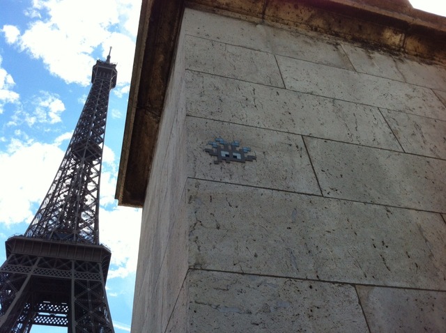 イエナ橋の親柱にモザイクで落書き？