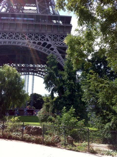 エッフェル塔を近くから
