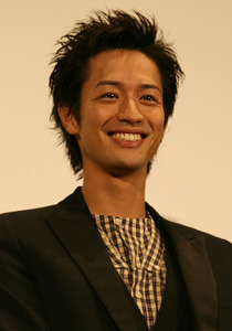 はにかんだ笑顔が素敵な竹財輝之助