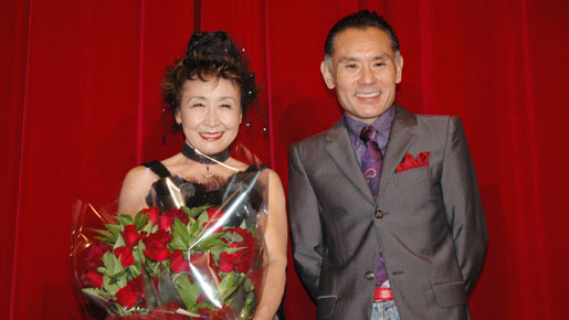 『エディット・ピアフ 〜愛の讃歌〜』の公開を記念してゲストとして劇場に来場した加藤登紀子と片岡鶴太郎