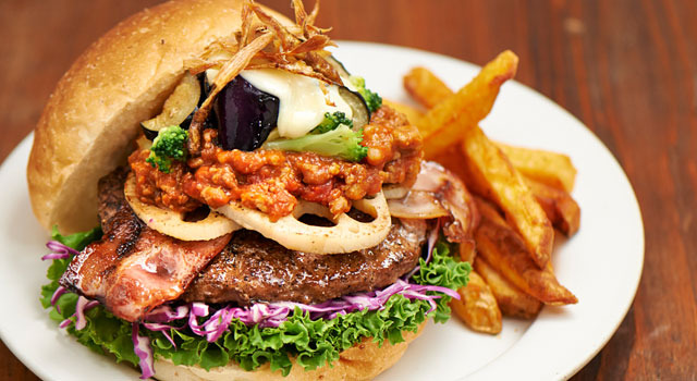 「秋野菜とベーコンのミートバーガー」（ポテト付 1,180 円）