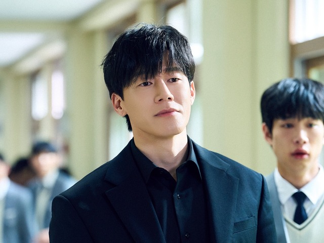 キム・ナムギル辞退から大抜擢！キム・ムヨル主演『鉄槌教師』が韓国シリーズ堂々の1位に