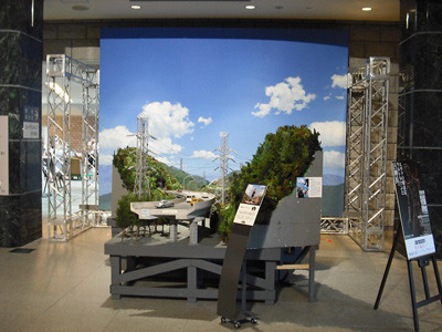 『特撮博物館』新潟展で開催前に特別先行展示！円谷作品すべてを手がけた背景・島倉二千六による「強遠近法ミニチュアセット」登場