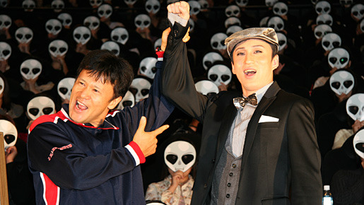 『朧の森に棲む鬼』初日舞台挨拶にて橋本じゅん（左）と市川染五郎