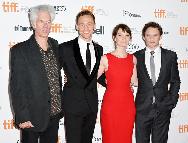 トム・ヒドルストン＆ミア・ワシコウスカ＆アントン・イェルチン＆ジム・ジャームッシュ監督／『Only Lovers Left Alive』 in 第38回トロント国際映画祭 -(C) Getty Images