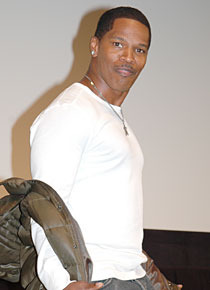 買ったばかりというジャケット半脱ぎ状態でポーズ！