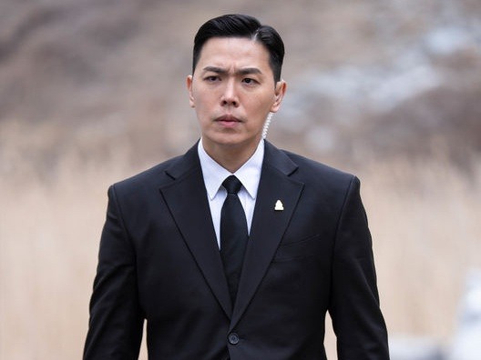 『エージェント・キム』“チュ・サンウクの右腕役”の俳優イ・ドンハ、不気味な悪役演技で注目！