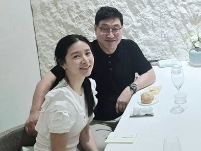イ・ヨンエ夫婦の近況をキャッチ！20歳年上の夫同伴でディナーを楽しむ仲睦まじい姿