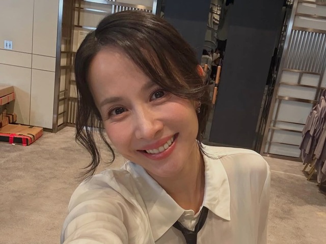 “可愛すぎる45歳” チョ・ヨジョン、プロモ中に見せた“圧巻ビジュアル”に絶賛の嵐！【PHOTO】
