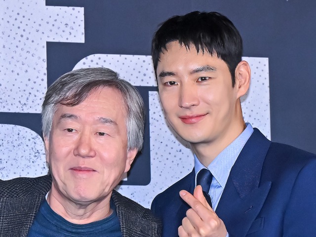 “ロマンスの巨匠” アン・パンソク監督が脳出血で倒れるも「現在回復中」。チュ・ヨンウ主演の新作には影響なし