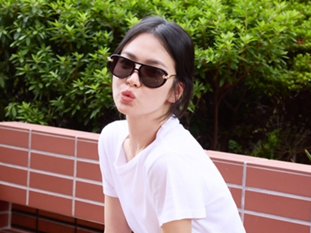 「白T×ジーンズ」でも圧倒的オーラ！女優ソン・ヘギョの何気ない日常写真に憧れる【写真】